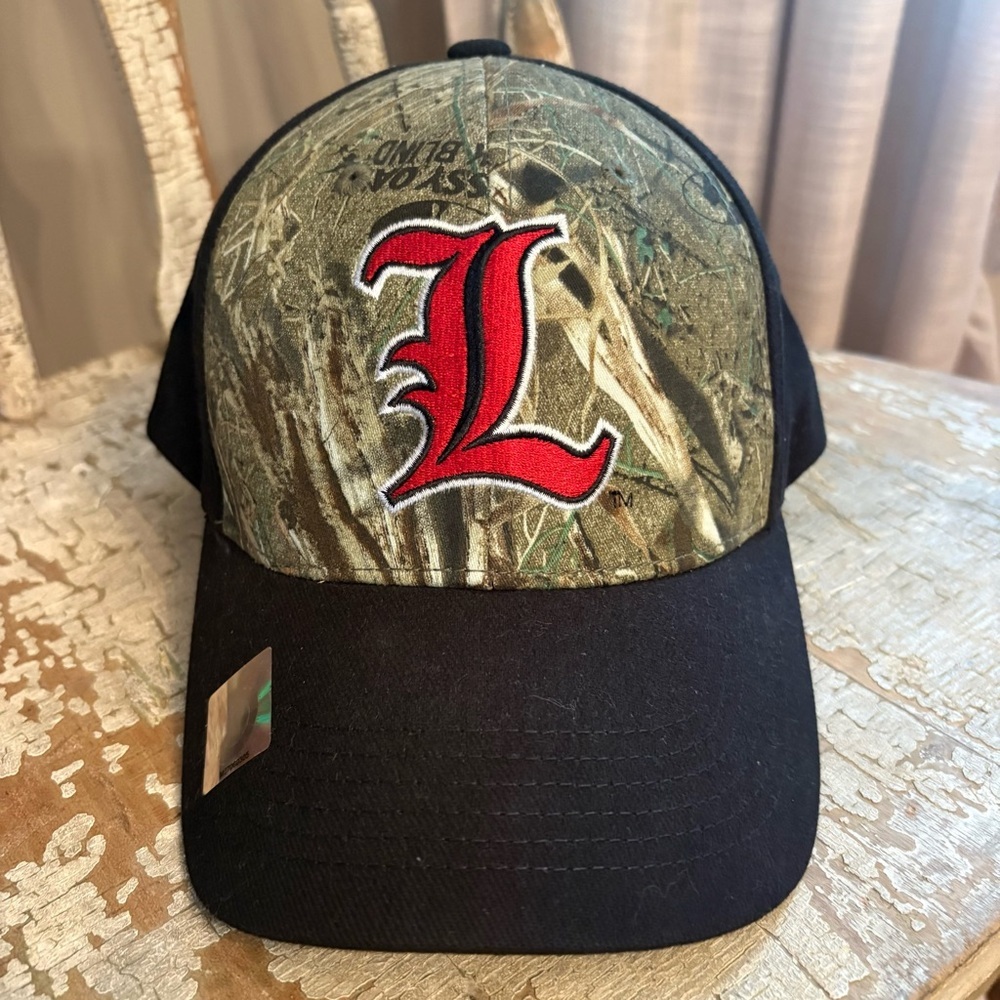 Louisville Cardinals camouflage cap features‎ a Mossy Oak pattern